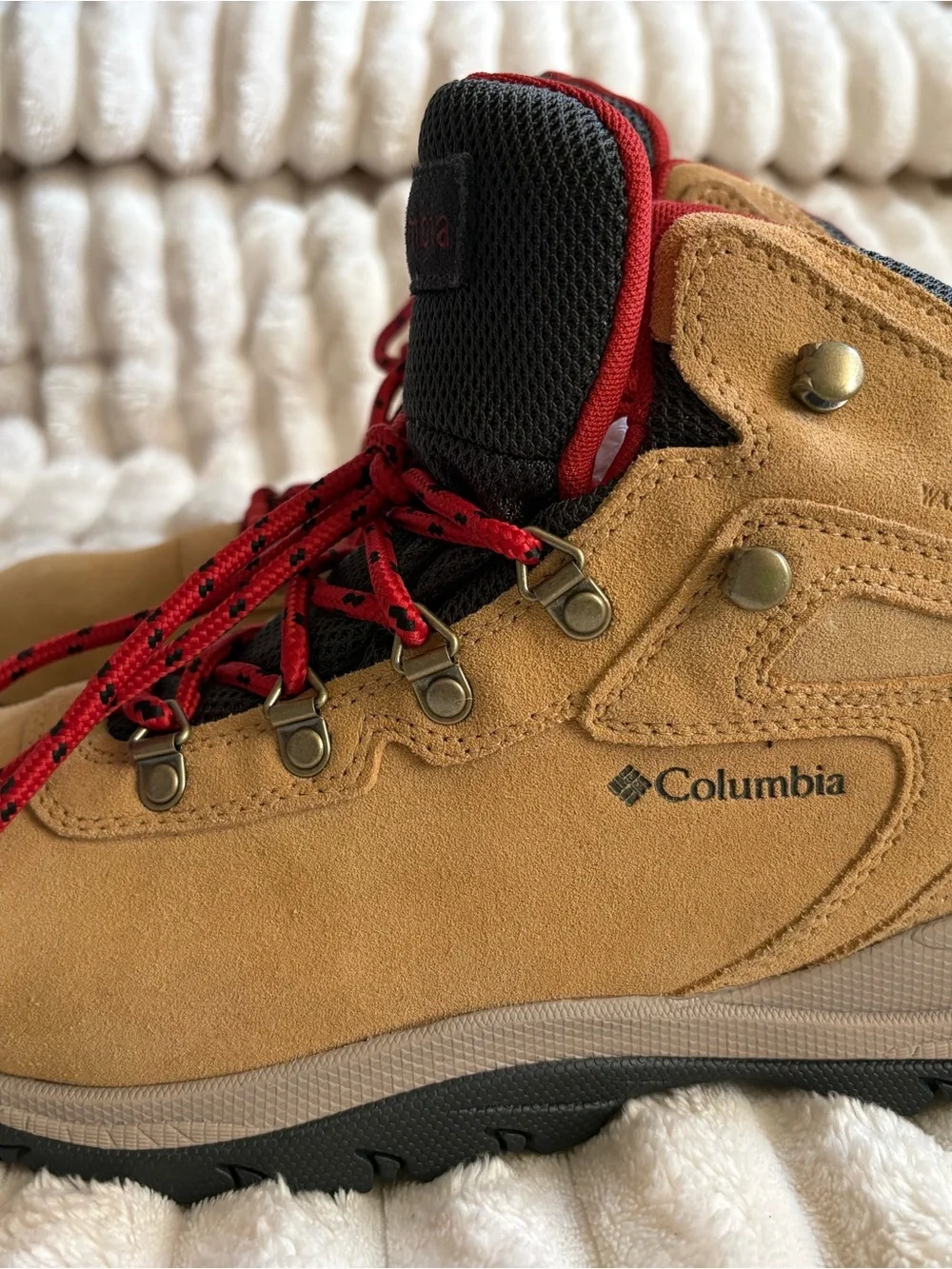 Columbia Men’s Tan Suede Hiking Boots Red Laces Black